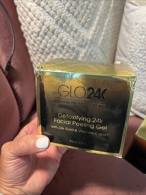 NEW GLO24K Detoxifying 24k Facial Peeling Gel